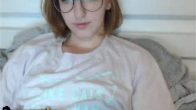 Nerdy Omegle Petite fingers her pussy